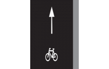 Vodorovná dopravní značka „Jízdní pruh pro cyklisty“. Vyznačuje pruh nebo stezku pro cyklisty. Šipka současně vyznačuje i stanovený směr jízdy. Šipka a symbol jízdního kola jsou provedeny v bílé barvě. Pruh nebo stezku lze v jejím průběhu rovněž vyznačit barevně odlišeným povrchem, například červenou barvou nebo odlišným provedením povrchu. TestImage